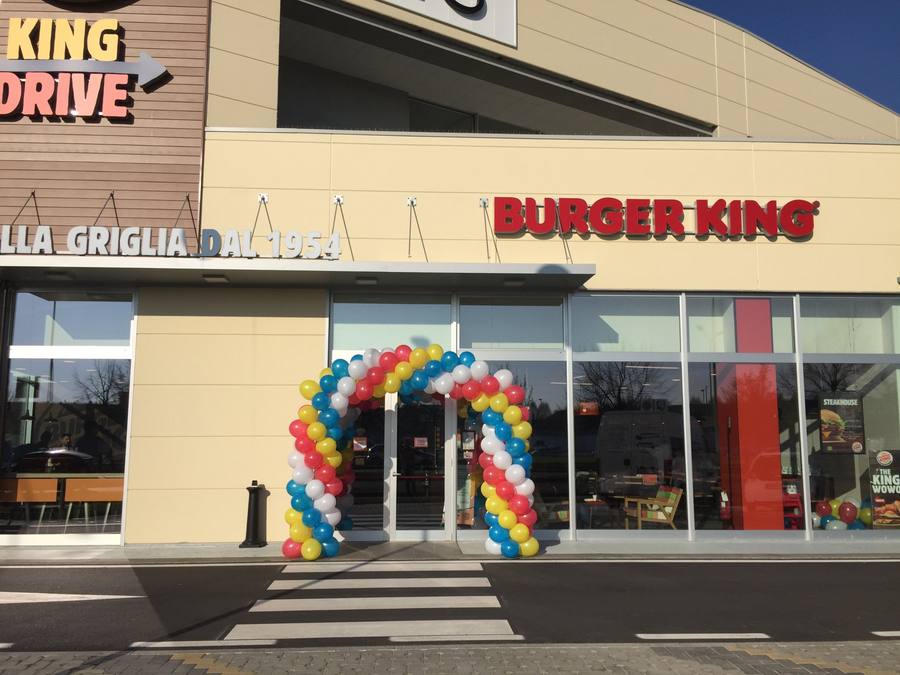 Arco di palloncini colorati per l'inaugurazione di un punto vendita