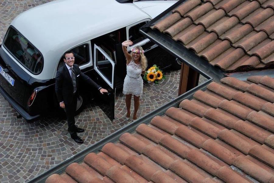 Tony Rey accompagna la sposa all'auto