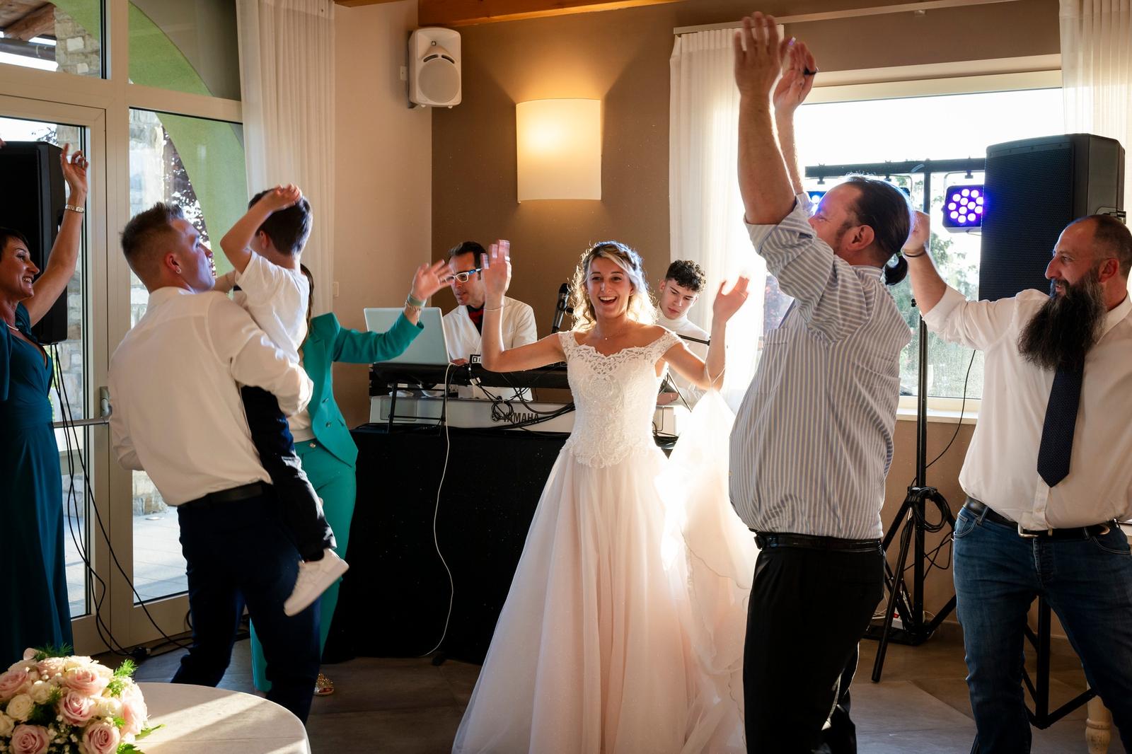 Musica per matrimonio: la sposa balla in pista con gli invitati davanti alla postazione di Tony Rey