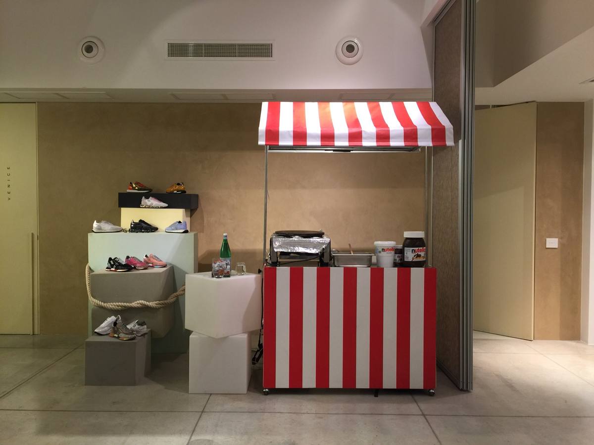 Noleggio carretti alimentari: carretto delle crêpes per un evento in showroom