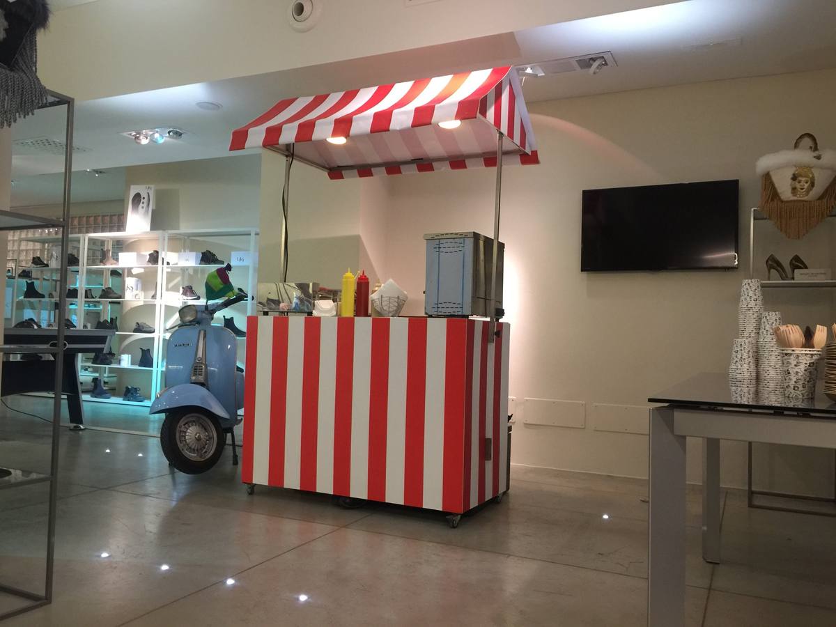 Noleggio carretti alimentari: carretto hot dog in uno spazio espositivo
