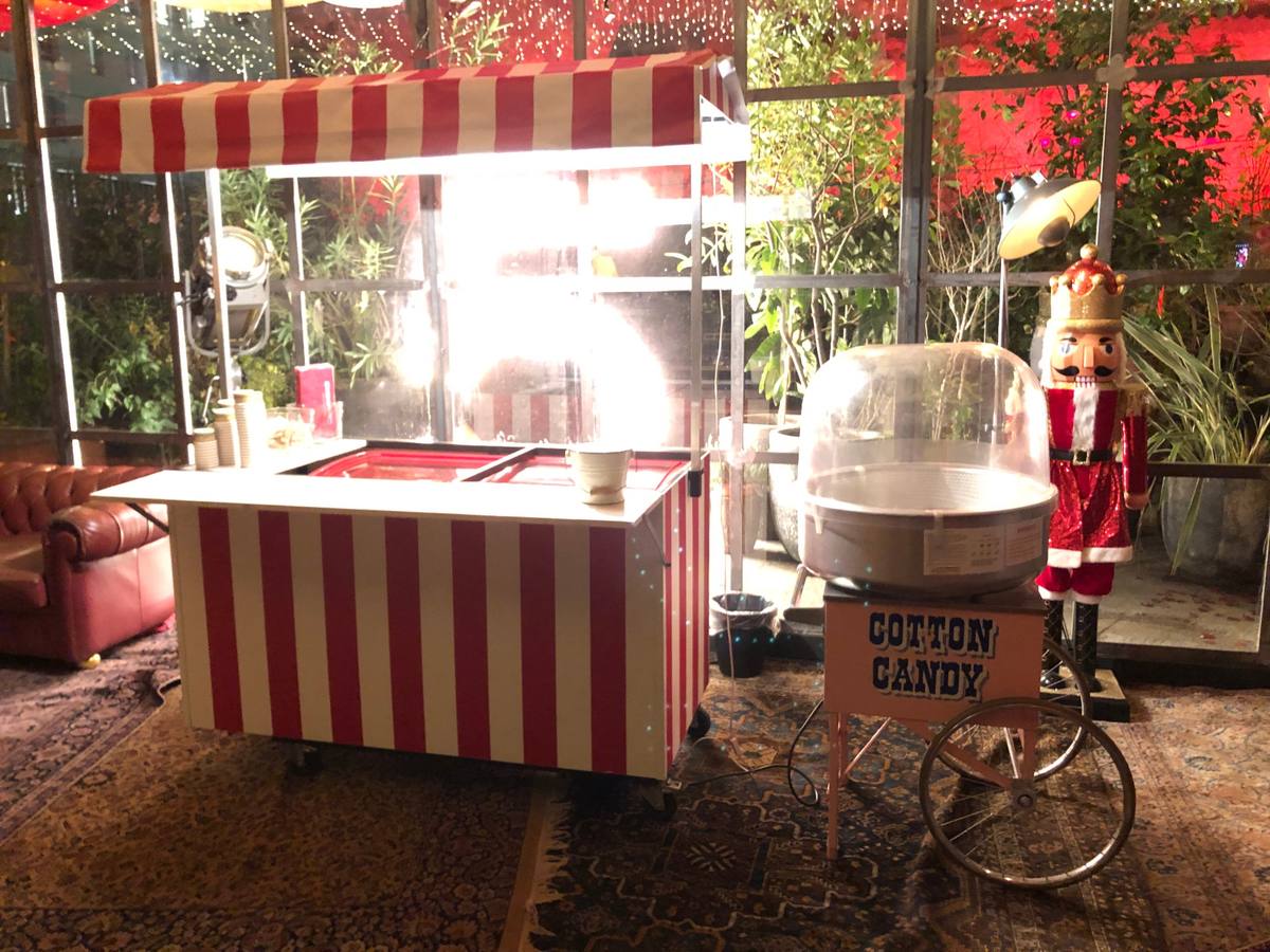Noleggio carretti alimentari: carretto e zucchero filato per una festa di Natale