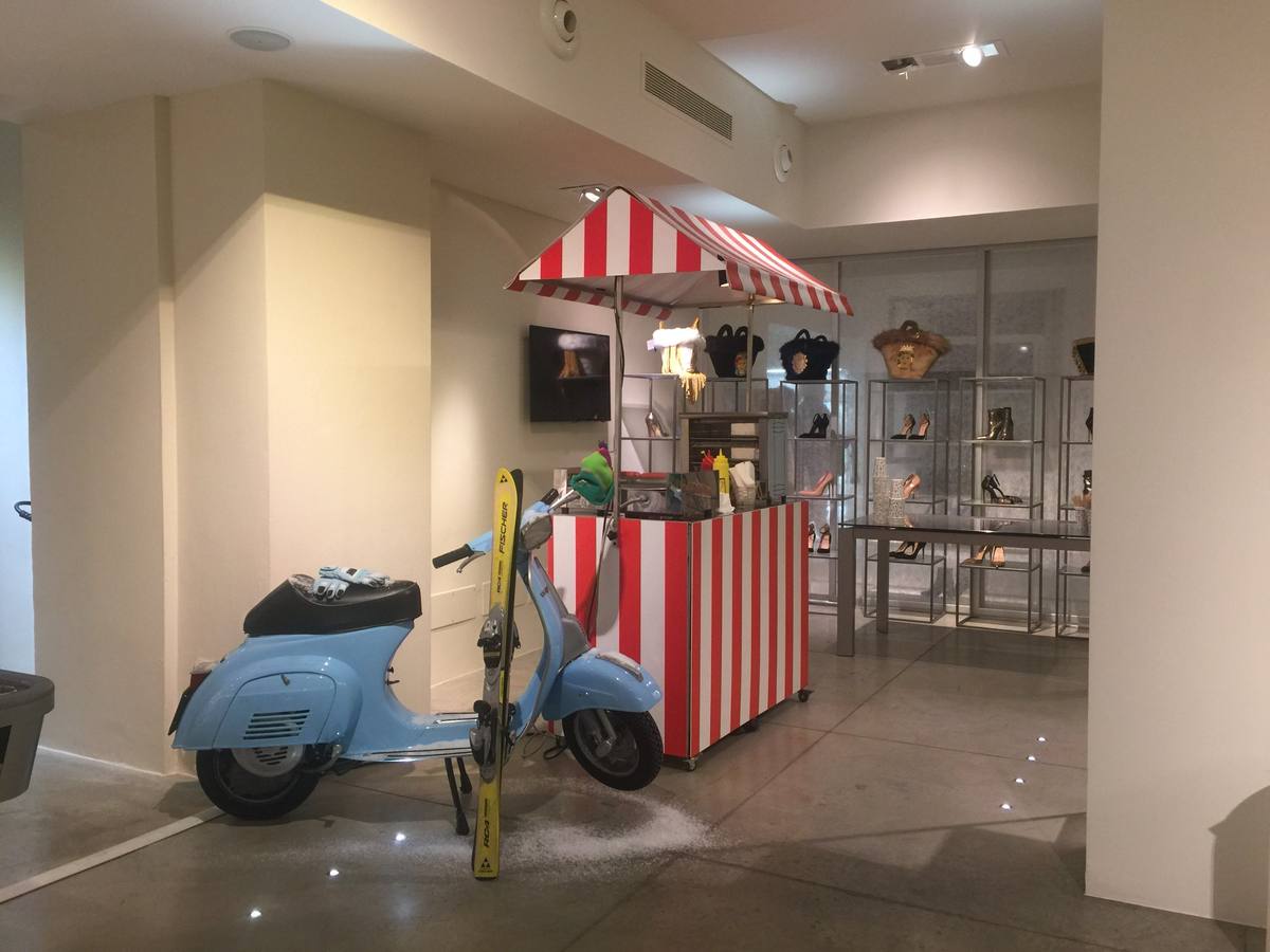 Noleggio carretti alimentari: carretto hot dog con allestimento a tema invernale