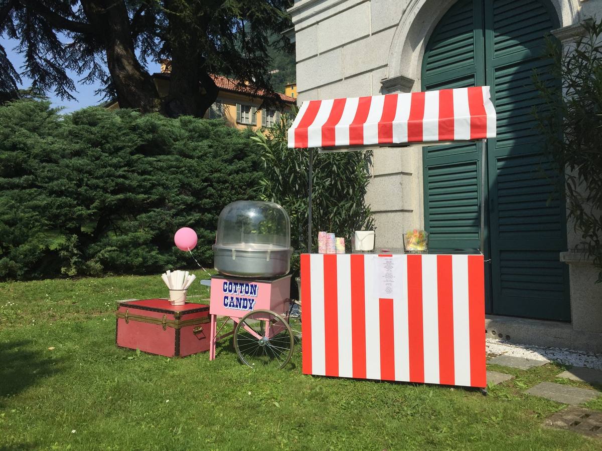 Noleggio carretti alimentari: zucchero filato e carretto dei dolci nel giardino di una villa