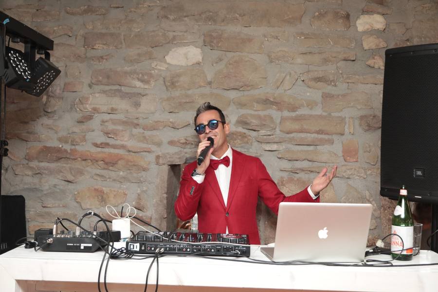 Tony Rey canta dal vivo alla consolle con impianto audio e luci