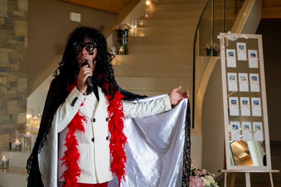 Tony Rey durante una delle sue imitazioni a un matrimonio