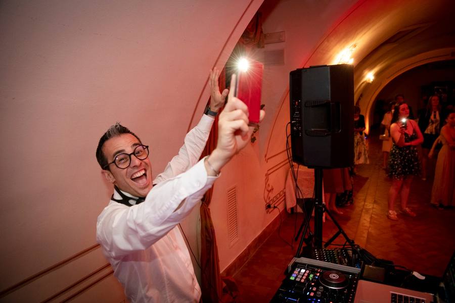 Tony Rey alla consolle accende la pista durante il party finale